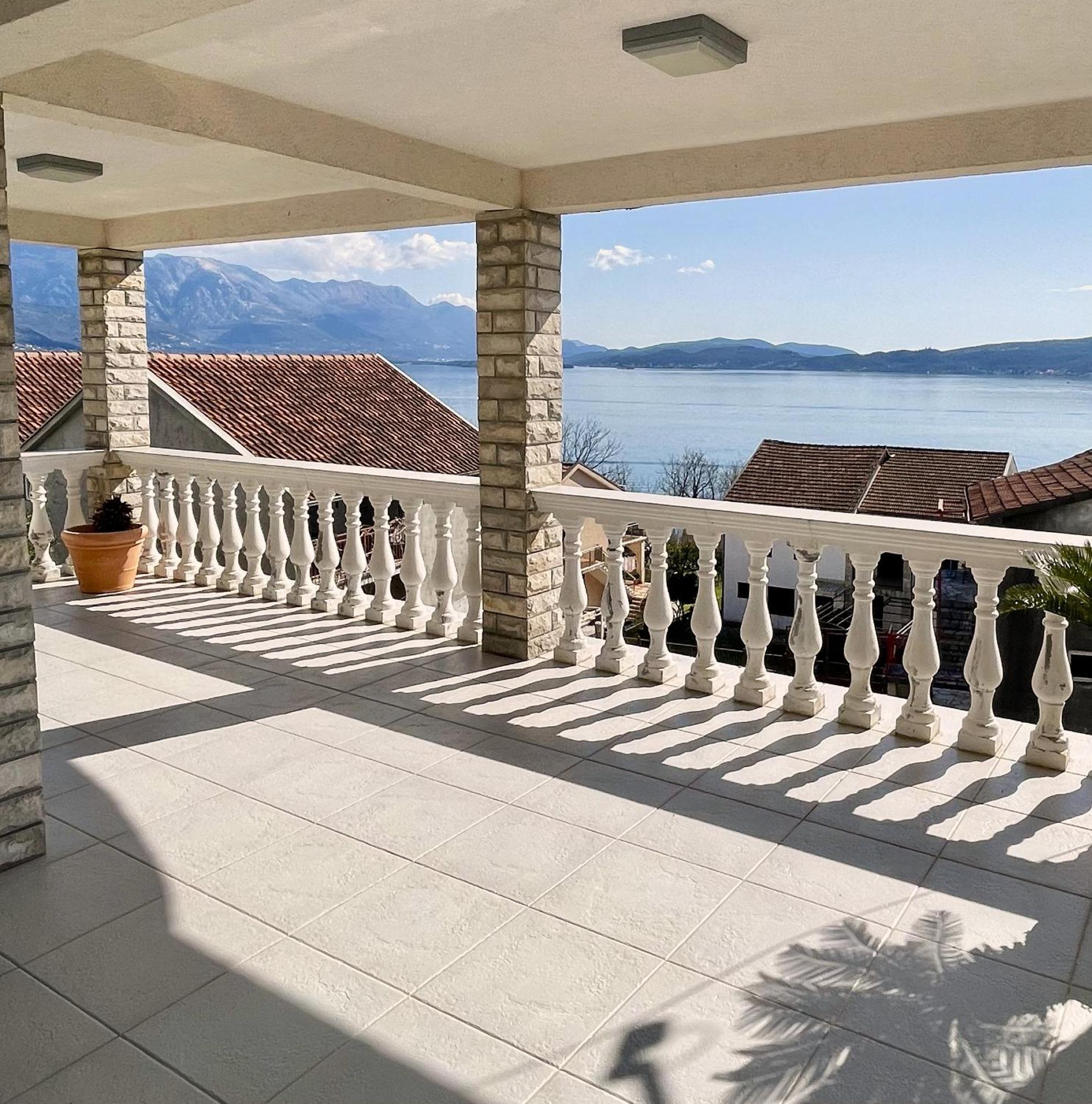Family House With Pool & Sea View Bijela Exterior foto