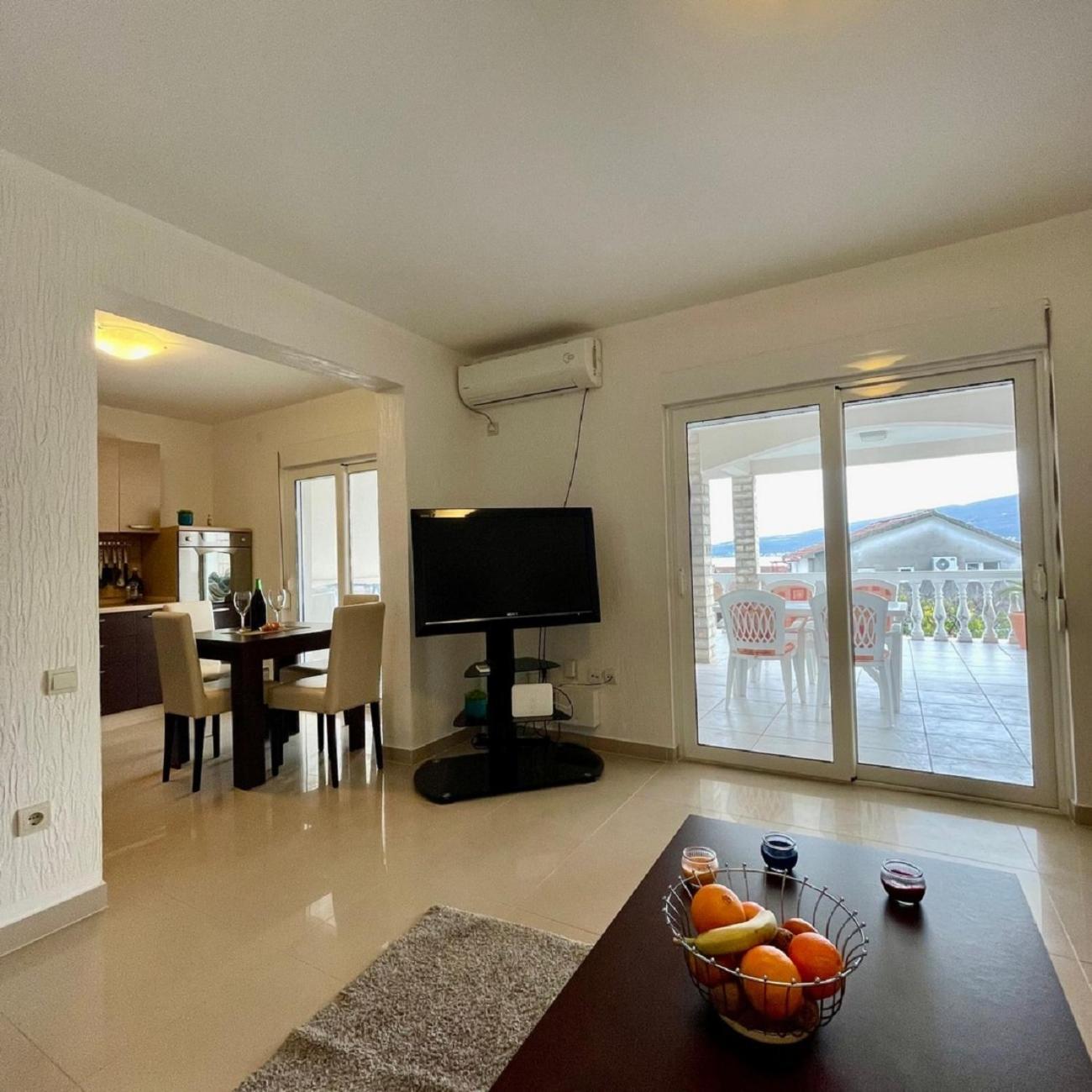 Family House With Pool & Sea View Bijela Exterior foto